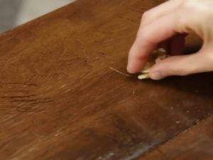 Cách xử lý các vết xước trên bề mặt gỗ