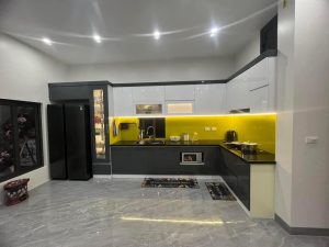 Tủ bếp bằng gỗ tự nhiên hay gỗ công nghiệp tốt hơn?